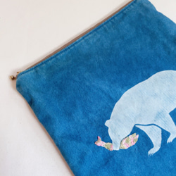 送料無料 " 鮭を咥えたクマ " 藍染キャンバスポーチ Lサイズ 刺繍 縦型 2枚目の画像