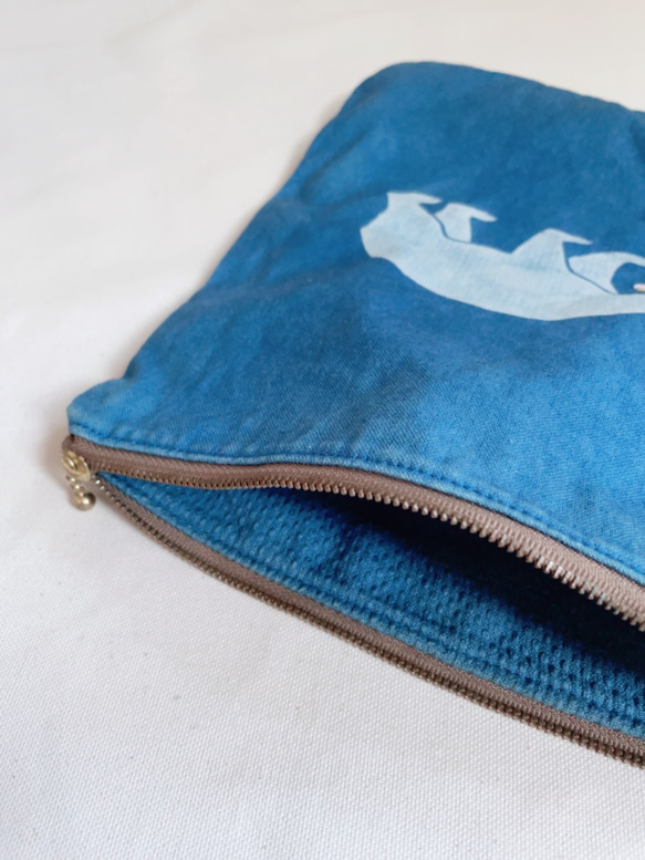 送料無料 " 鮭を咥えたクマ " 藍染キャンバスポーチ Lサイズ 刺繍 縦型 3枚目の画像