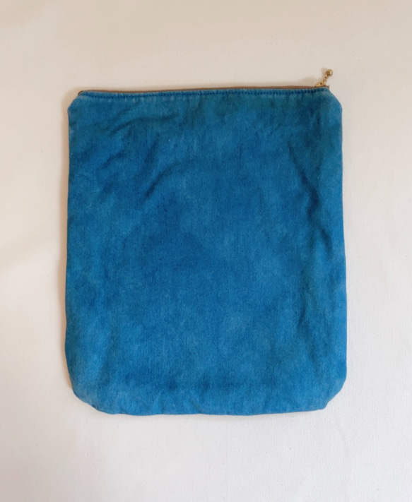 送料無料 " 鮭を咥えたクマ " 藍染キャンバスポーチ Lサイズ 刺繍 縦型 4枚目の画像