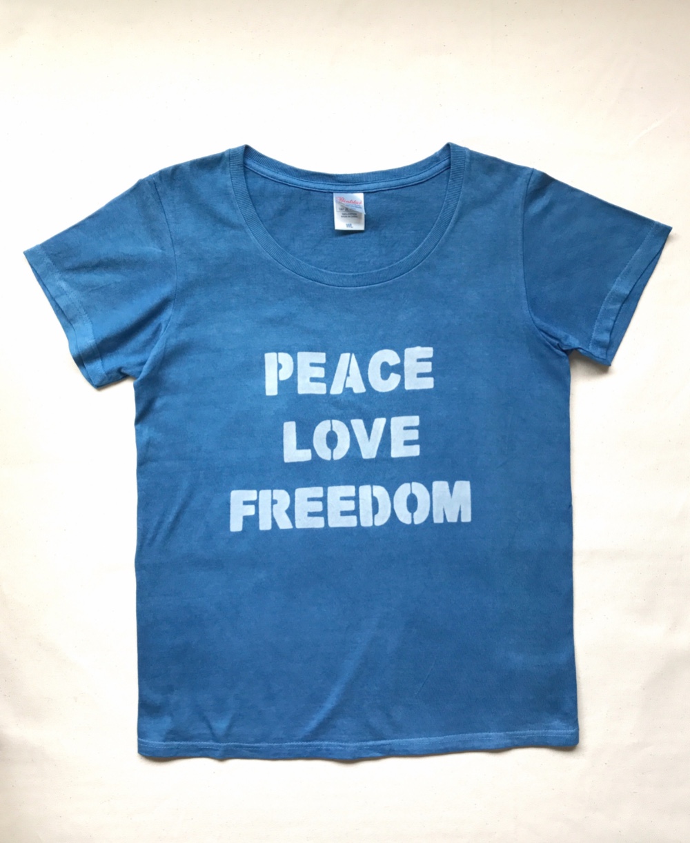 送料無料　"平和と愛と自由" PEACE LOVE FREEDOM 藍染メッセージTシャツ