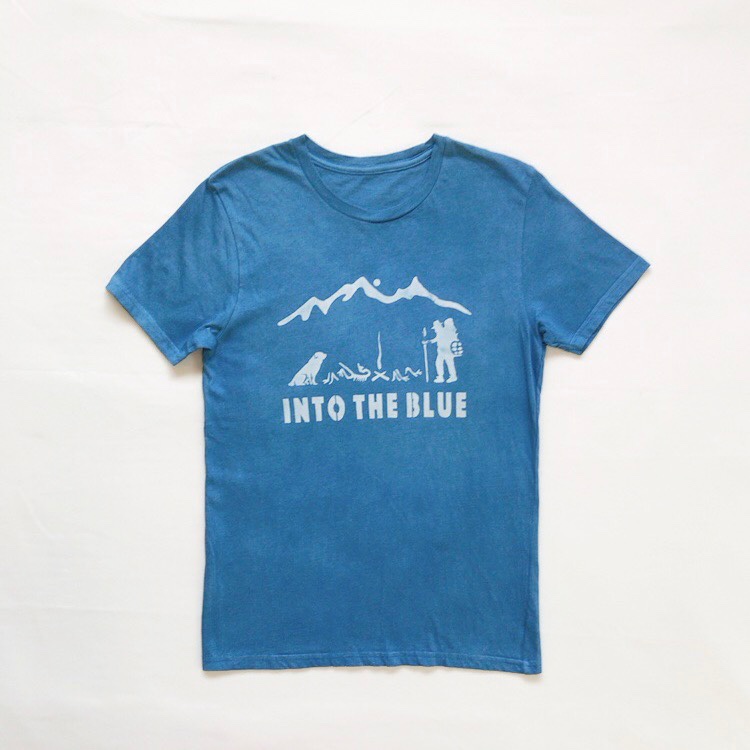送料無料　アウトドア好きに！"青へ" INTO THE BLUE 藍染オーガニックコットンTシャツ