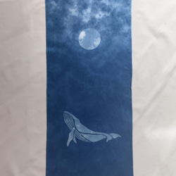 送料無料　闇夜を泳ぐクジラ4 クジラと満月 藍染手ぬぐい 絞り染め 1枚目の画像