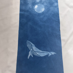 送料無料　闇夜を泳ぐクジラ4 クジラと満月 藍染手ぬぐい 絞り染め 2枚目の画像