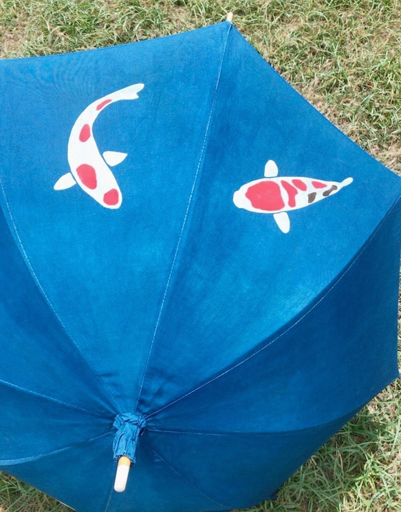 藍染-日傘 水面を泳ぐ錦鯉 4枚目の画像