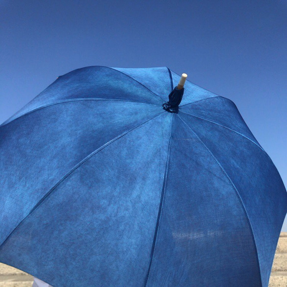 ＜少量再生産＞ ぼんやり青い日傘 blur　藍染 2枚目の画像
