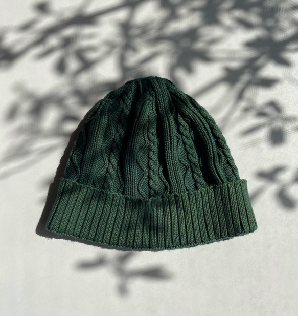 送料無料　チクチクしない藍染ケーブル編み　青緑色コットンニットキャップ　帽子 1枚目の画像