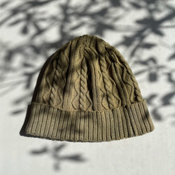 送料無料 チクチクしない草木染ケーブル編み グレイッシュイエロー コットンニットキャップ　帽子 1枚目の画像