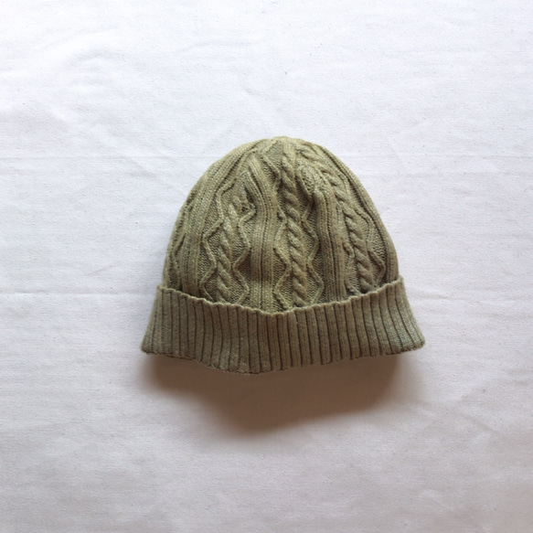 送料無料 チクチクしない草木染ケーブル編み グレイッシュイエロー コットンニットキャップ　帽子 3枚目の画像