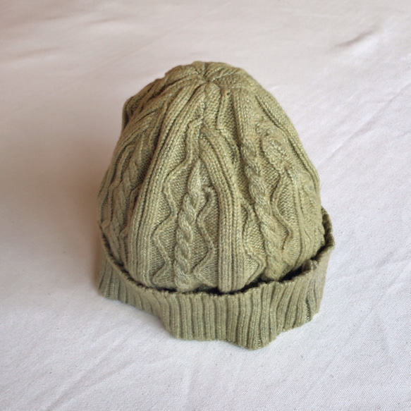 送料無料 チクチクしない草木染ケーブル編み グレイッシュイエロー コットンニットキャップ　帽子 4枚目の画像