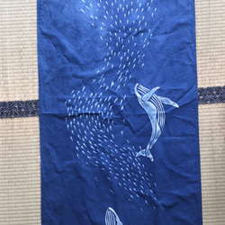 空へ舞い上がる鰯と鯨、三日月 藍染タペストリー 絞り 型摺染め 1枚目の画像