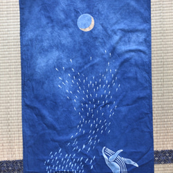 空へ舞い上がる鰯と鯨、三日月 藍染タペストリー 絞り 型摺染め 2枚目の画像