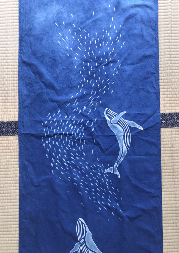 空へ舞い上がる鰯と鯨、三日月 藍染タペストリー 絞り 型摺染め 3枚目の画像