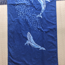 空へ舞い上がる鰯と鯨、三日月 藍染タペストリー 絞り 型摺染め 4枚目の画像