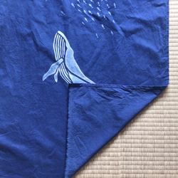 空へ舞い上がる鰯と鯨、三日月 藍染タペストリー 絞り 型摺染め 5枚目の画像