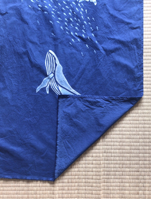 空へ舞い上がる鰯と鯨、三日月 藍染タペストリー 絞り 型摺染め 5枚目の画像