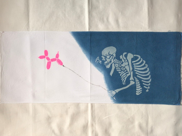 送料無料 藍染手ぬぐい " DEADMAN WALKING " 型摺り染　骸骨　散歩 1枚目の画像