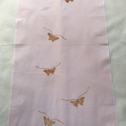 送料無料　蝶と桜舞う 桜色手ぬぐい 泥染 型摺り染 2枚目の画像