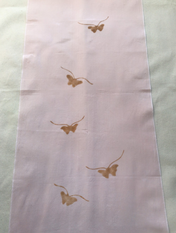 送料無料　蝶と桜舞う 桜色手ぬぐい 泥染 型摺り染 2枚目の画像