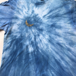 送料無料 MOONLIGHT Tシャツ 三日月 藍染 絞り 型摺り染 2枚目の画像
