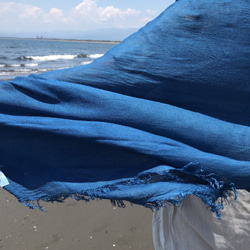 送料無料 エレガントな光沢感のあるイタリア製レーヨンストール 藍染　BLUEWIND 3枚目の画像