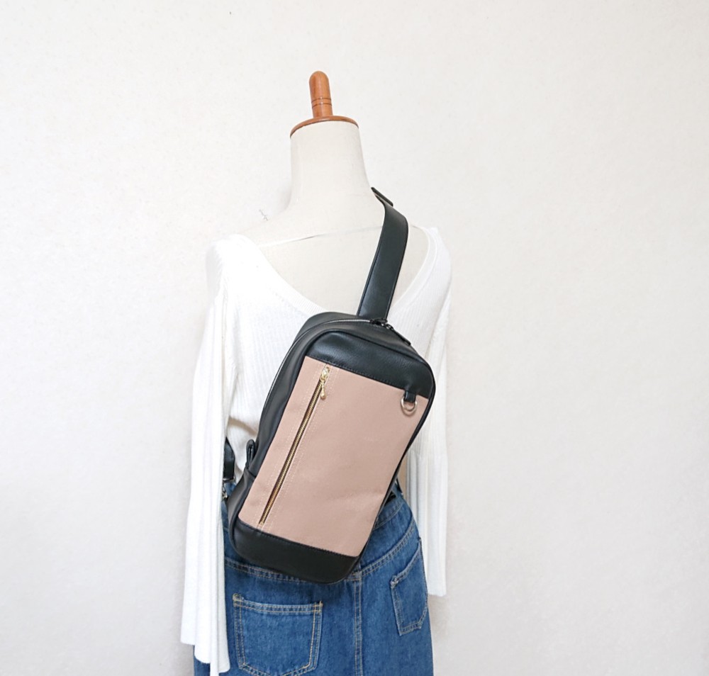 カフェオレの帆布と黒合皮のボディバック・ワンショルダー