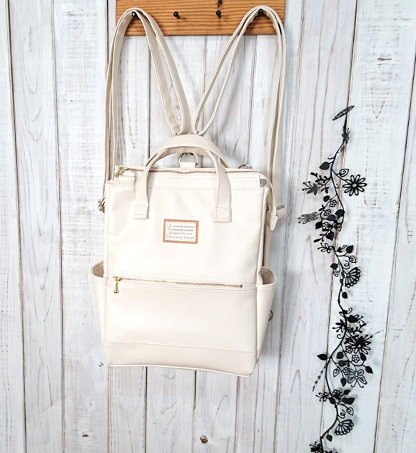 大きな大きな目玉が付いた四角いリュック 4way白の合皮の四角いリュック＋バック（小） リュック・バック