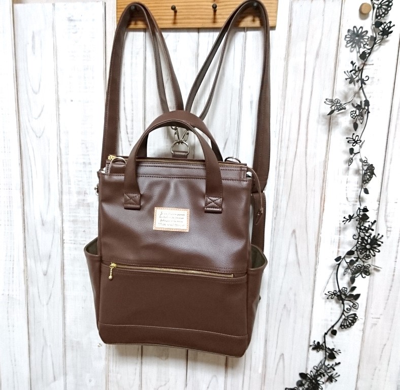 4wayこげ茶の合皮の四角いリュック＋バック（小）