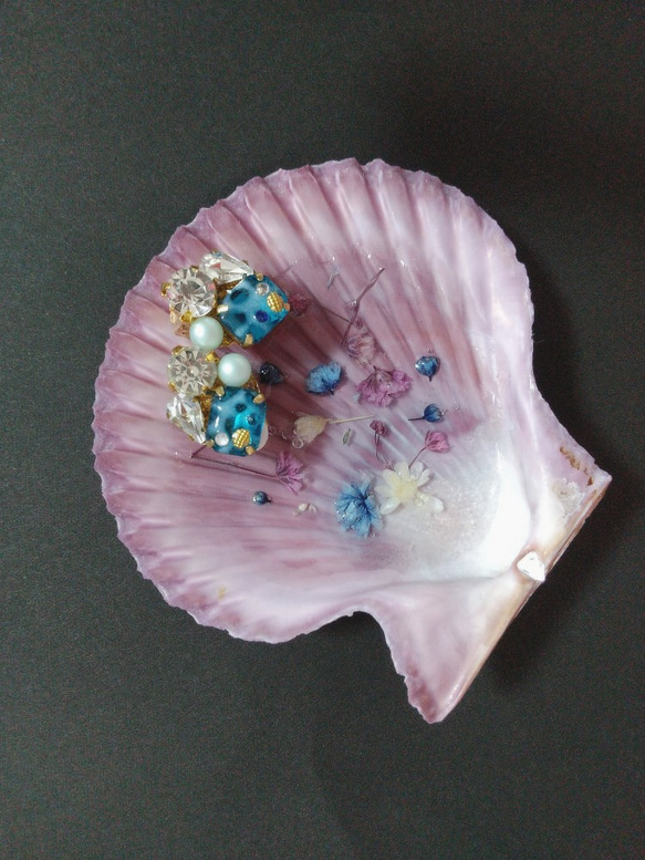 ゴシックカラー 貝殻にお花を浮かべたアクセサリートレイ 1枚目の画像