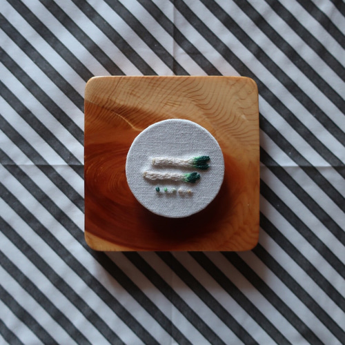 刺繍】ネギのブローチ ブローチ 刺しゅうのいろといろ 通販｜Creema 