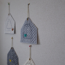 手刺繍のタペストリー（シャツにブローチ） 3枚目の画像