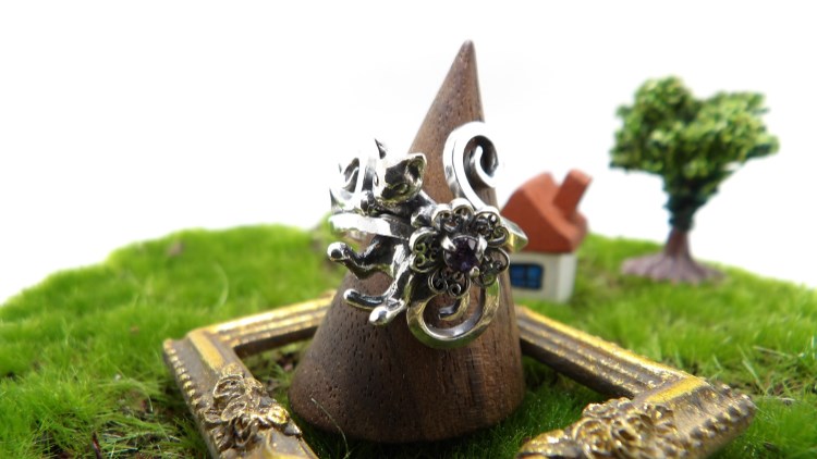 絡まり猫と透かし花のリング