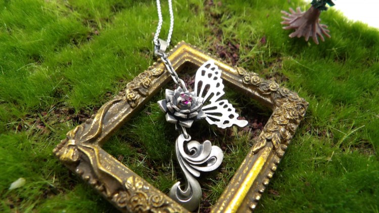 蓮流水と蝶・トップ