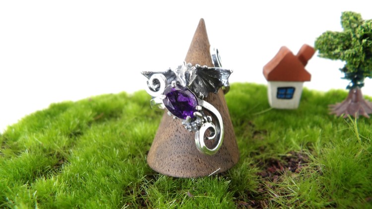 石を護る絡まりドラゴン・リング