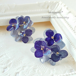 紫陽花ブーケピアス-navy×royalblue Bouquet hydrangea-【ネイビー×ロイヤルブルー】 1枚目の画像