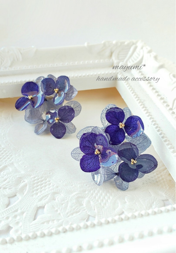 紫陽花ブーケピアス-navy×royalblue Bouquet hydrangea-【ネイビー×ロイヤルブルー】 1枚目の画像