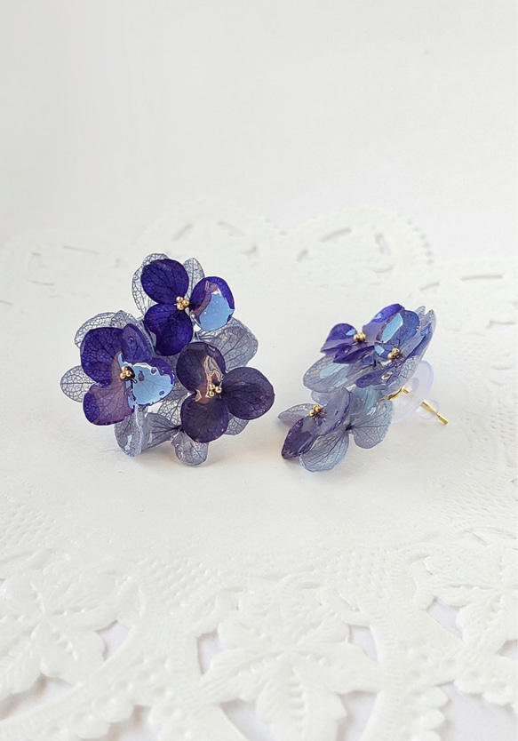 紫陽花ブーケピアス-navy×royalblue Bouquet hydrangea-【ネイビー×ロイヤルブルー】 3枚目の画像