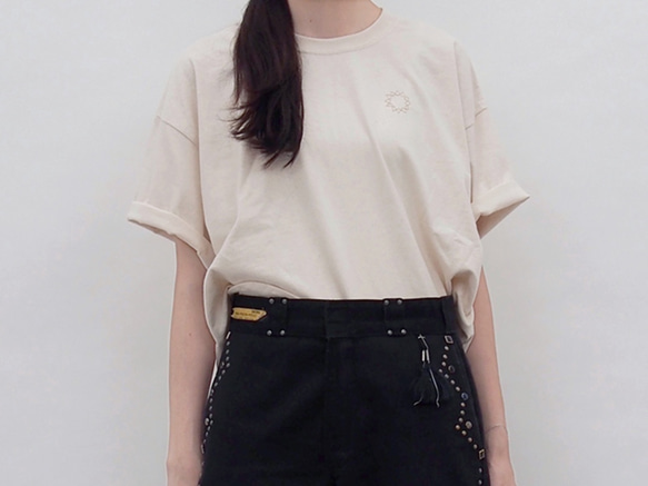 バックプリントと手刺繍のマンハッタンカットT-shirt < ivory >【 受注生産 】 2枚目の画像