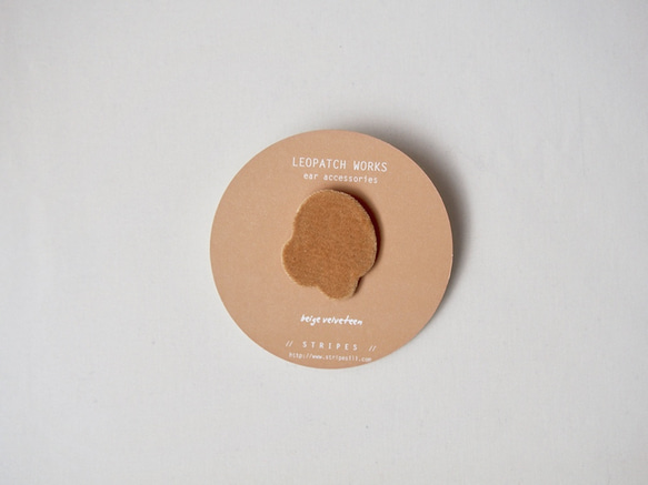 「 LEOPATCH ear accessory 」 ~ apricot beige velveteen B (片耳) 2枚目の画像