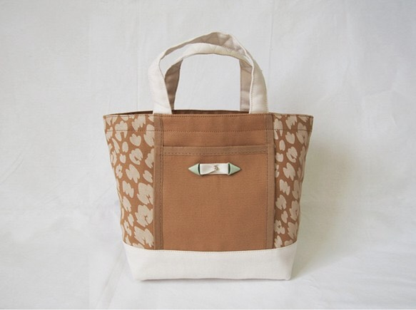 LEOPARD tote bag s/  camel × off-white 2枚目の画像