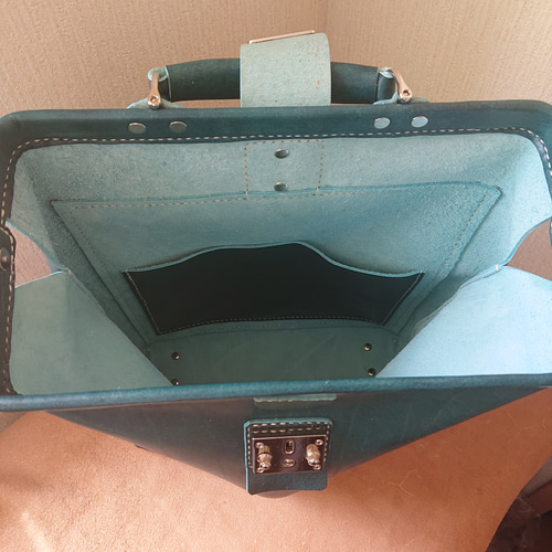 手縫い　レザーバックパック 本格レザー、つくる楽しみ、持てる喜び。世界に一つだけの英国風