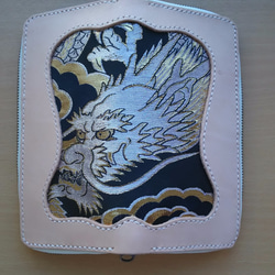 ヌメ革と金襴織物ラウンドファスナー長財布 2枚目の画像