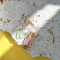 送料無料14kgf*Shell flower Chalcedony pierced earring YGN花 2枚目の画像