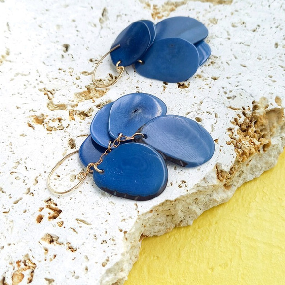 送料無料14kgf Royal Blue Tagua Nuts layers earringタグア 1枚目の画像