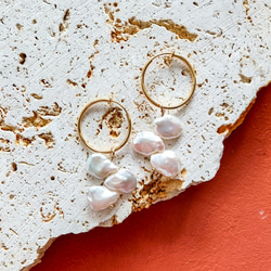 送料無料14kgf Freshwater Pearls petal hoop earrings / pierced ea 3枚目の画像