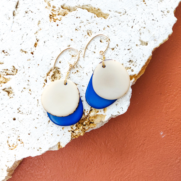 選べる送料無料14kgf Royal Blue x Beige Tagua Nuts earringsタグア 2枚目の画像