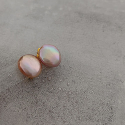 送料無料14kgf Natural Coin Pearls stud pierced earrings / earrin 2枚目の画像