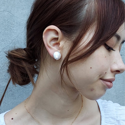 送料無料14kgf Natural Coin Pearls stud pierced earrings / earrin 4枚目の画像