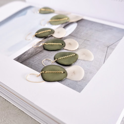 送料無料14kgf Khaki x Beige Tagua Nuts pierced earrings タグア 4枚目の画像