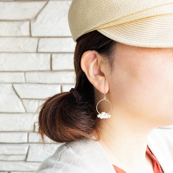 送料無料14kgf*Shell flower bouquet hoop pierced earrings 2枚目の画像