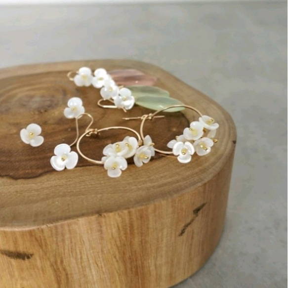 送料無料14kgf*Shell flower bouquet hoop pierced earrings 1枚目の画像